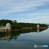 朝の湖面に映る取水塔