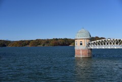 青空と多摩湖の取水塔