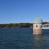 青空と多摩湖の取水塔