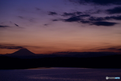 湖の夕景