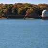 多摩湖の取水塔と紅葉２