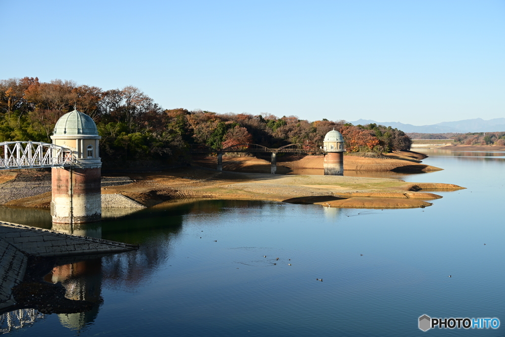 朝陽を浴びる取水塔