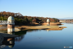 朝陽を浴びる取水塔