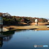 朝陽を浴びる取水塔