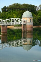 湖面の取水塔