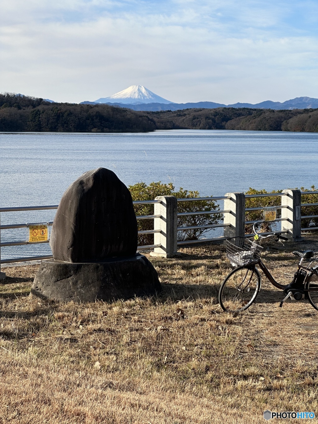 湖畔から望む富士山