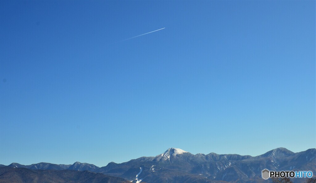 雪山と飛行機雲