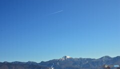 雪山と飛行機雲