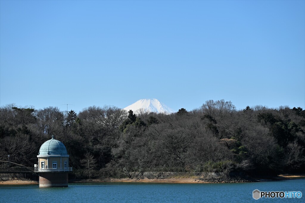 取水塔と富士山