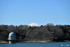 取水塔と富士山