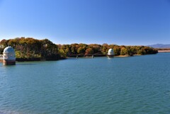 多摩湖の取水塔と紅葉１