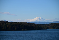 晩秋の湖と富士