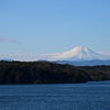 晩秋の湖と富士