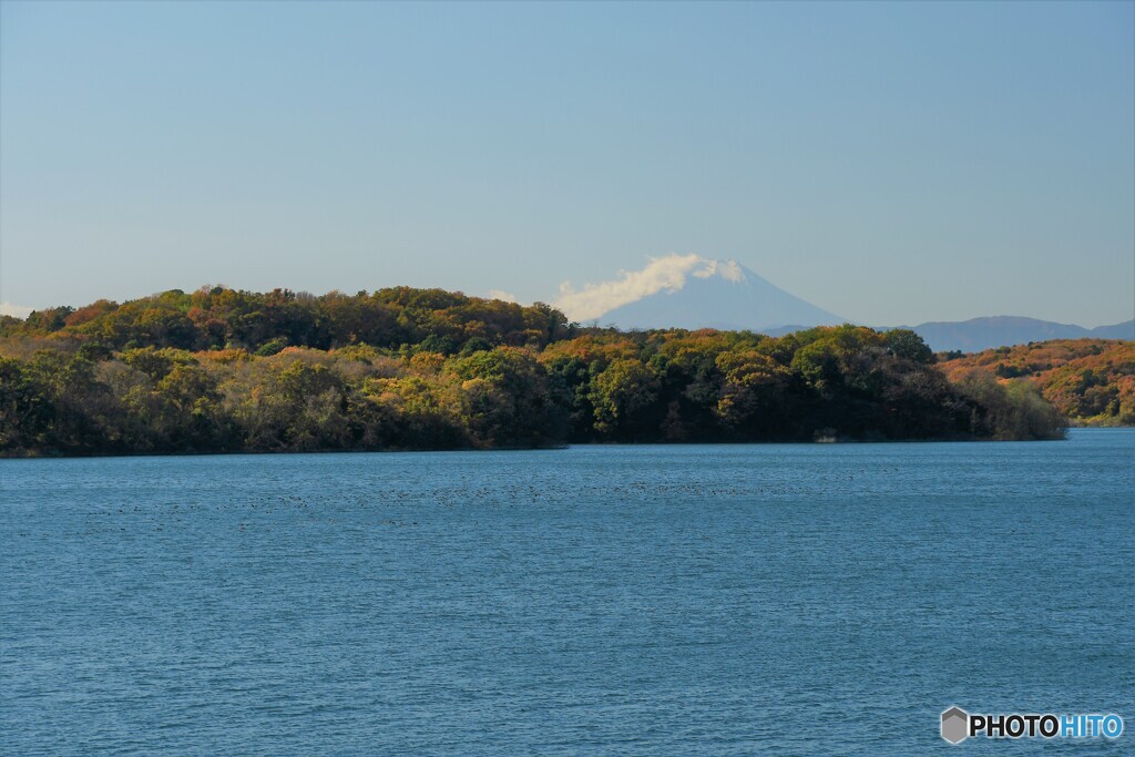 湖と紅葉と富士山