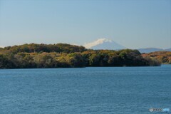 湖と紅葉と富士山