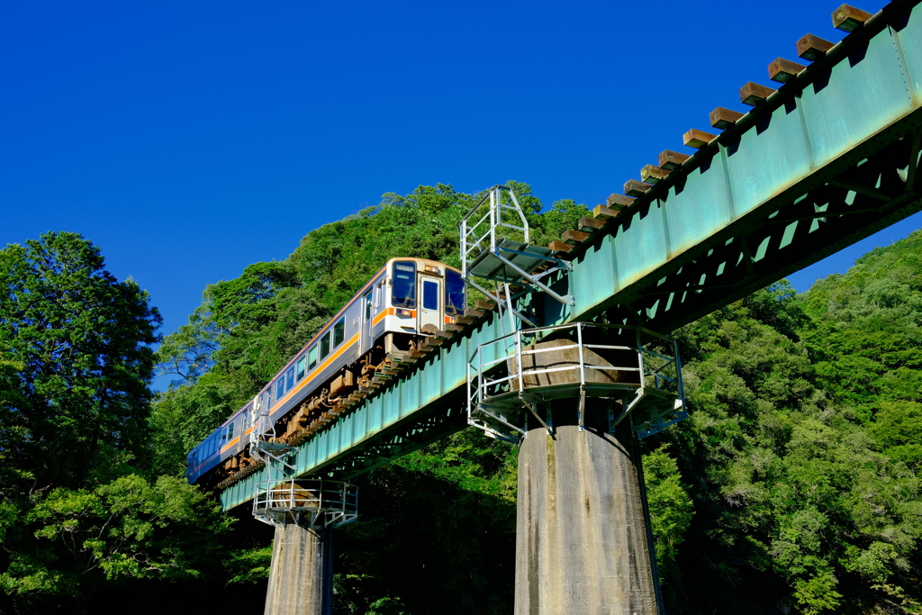 鉄道と鉄橋と青空と