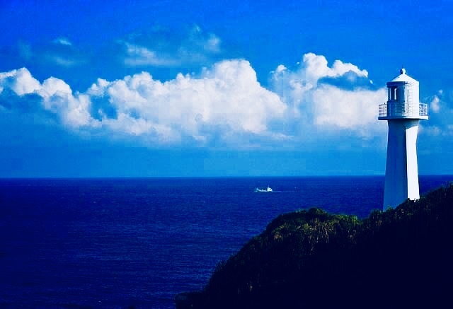 足摺岬の灯台と積乱雲