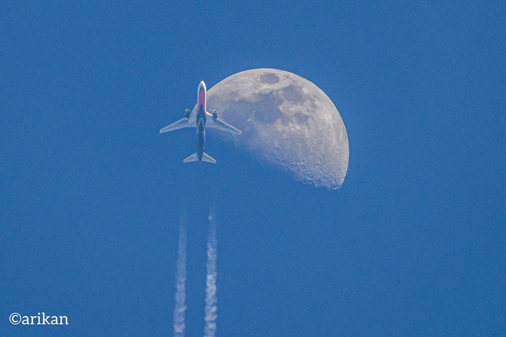 月と飛行機