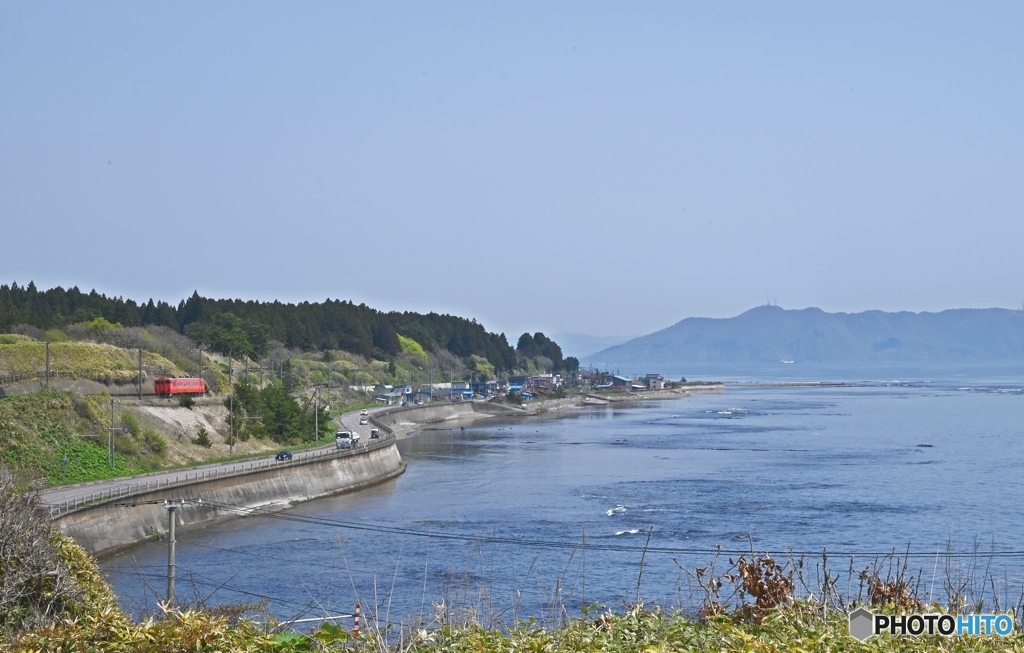 春の海岸線をコトコト往く