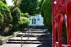 赤い鉄扉の教会