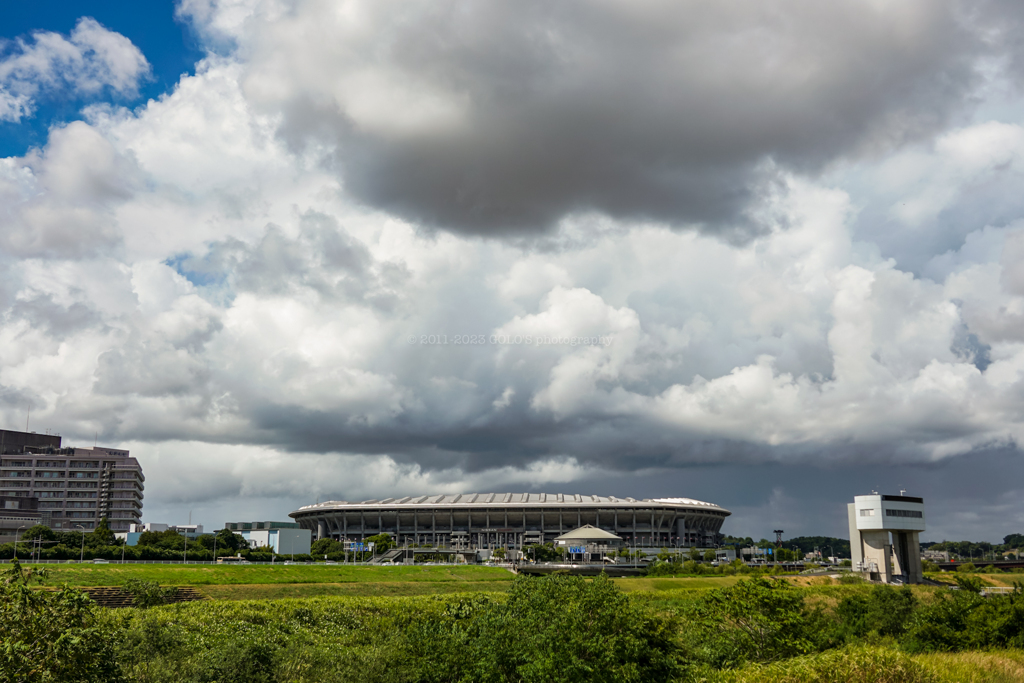日産スタジアムと雲