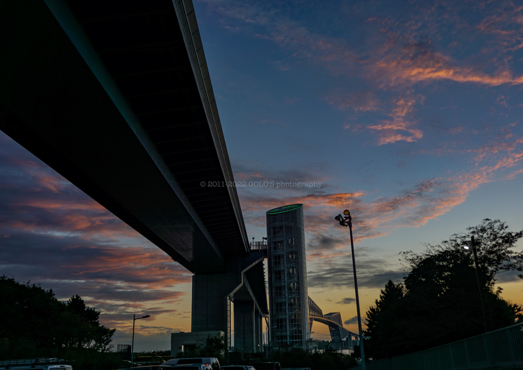 ピンクの雲と東京ゲートブリッジ