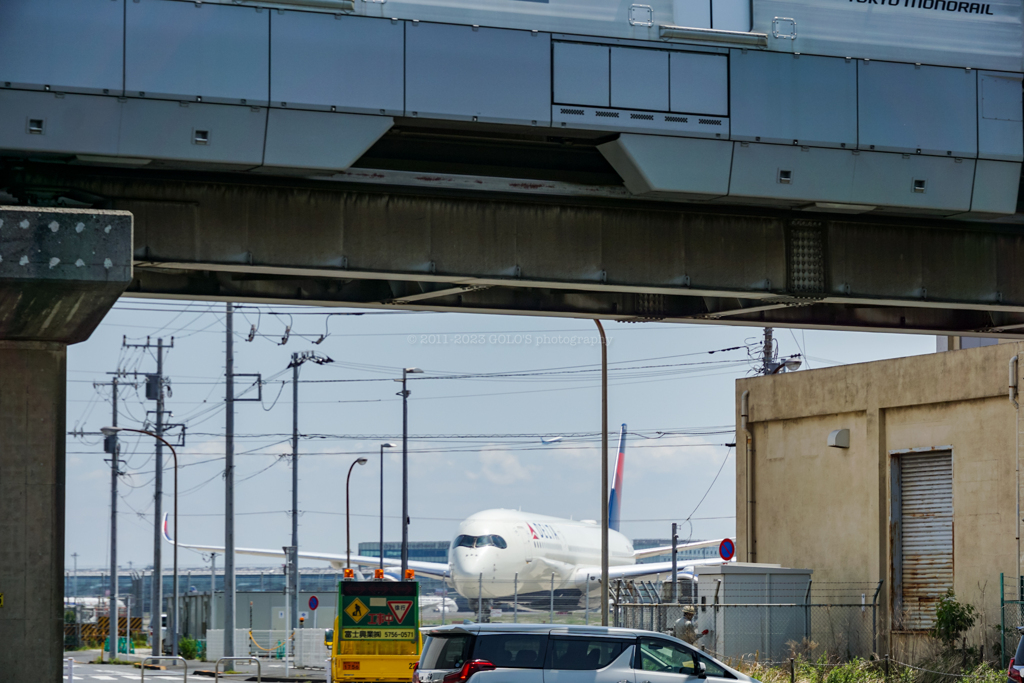 モノレール越しの飛行機