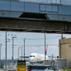 モノレール越しの飛行機
