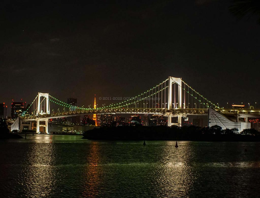 レインボーブリッジの向こうの東京タワー