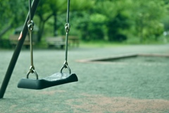雨上がりのブランコ