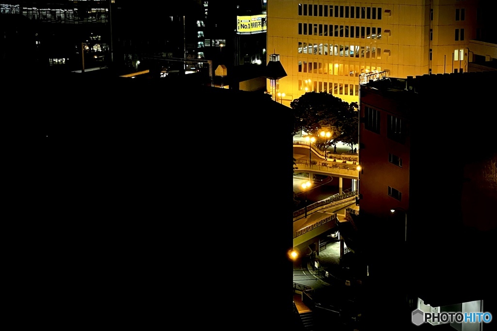 夜の建物間