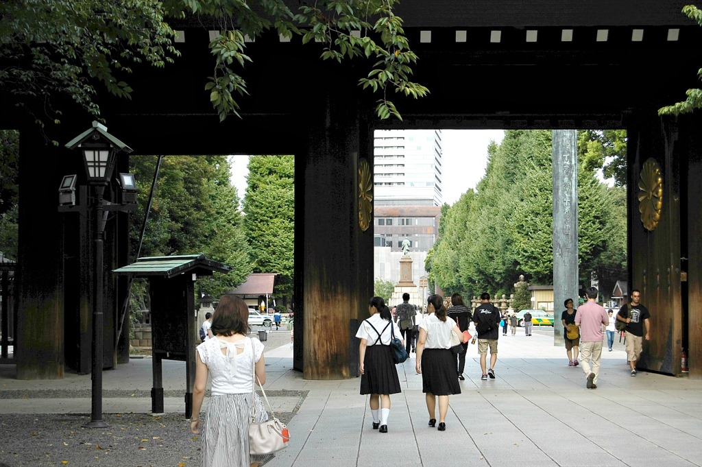 参拝する女性たち