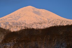 夕照の山肌