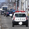前の車の運転手さーん！左に寄って止まって下さ〜い！