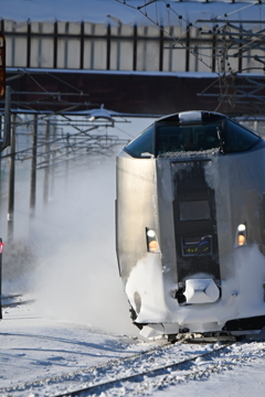 まもなく列車が通過します、ご注意ください！