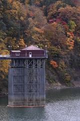 取水塔の秋　恵庭湖