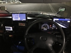 夜の運転席