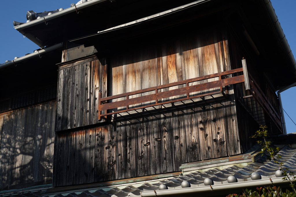 木造の質感  Nikkor H-Auto 50mm f2  f8