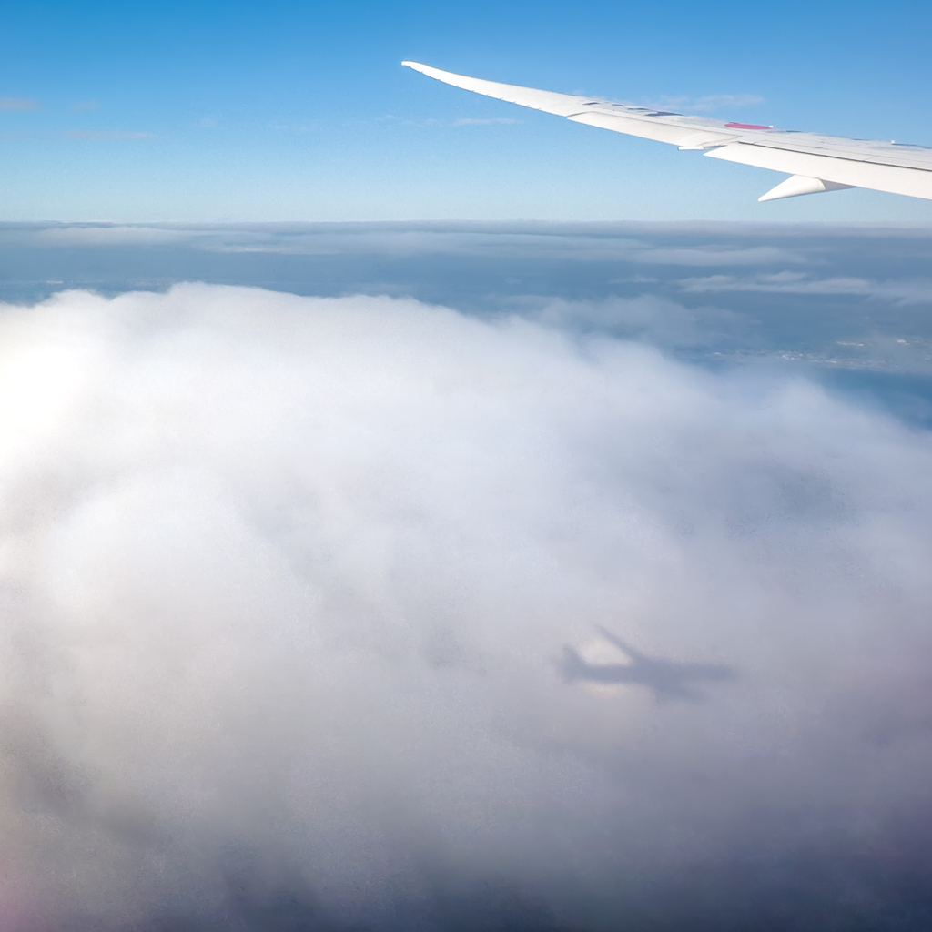 雲に映る飛行機の影