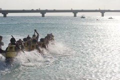 一気に漕ぎ始める漢達