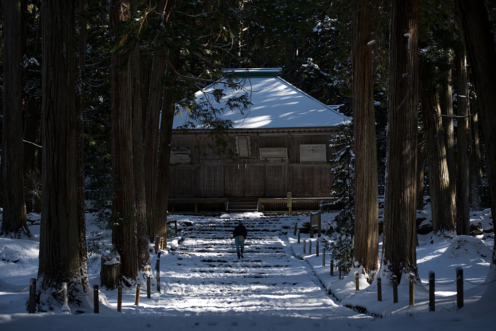 雪が積もる寺