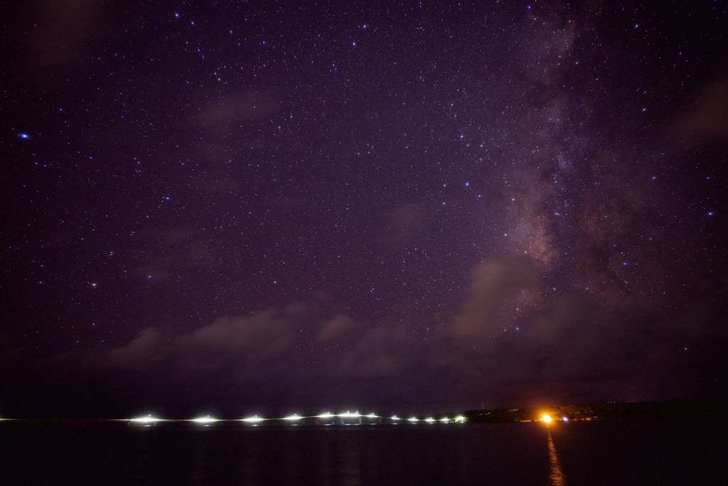 橋の光と星空