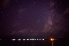 橋の光と星空