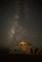 建物と星空