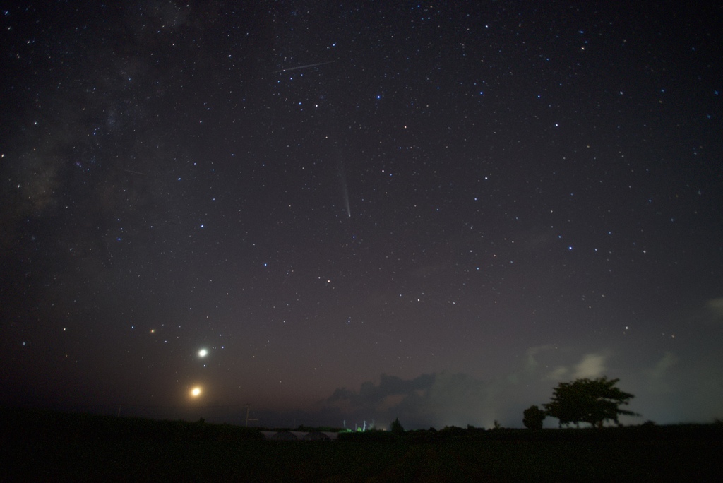 夜初めに見えた存在感が出てきたアトラス彗星