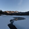 朝日に照らされた雪解けの山