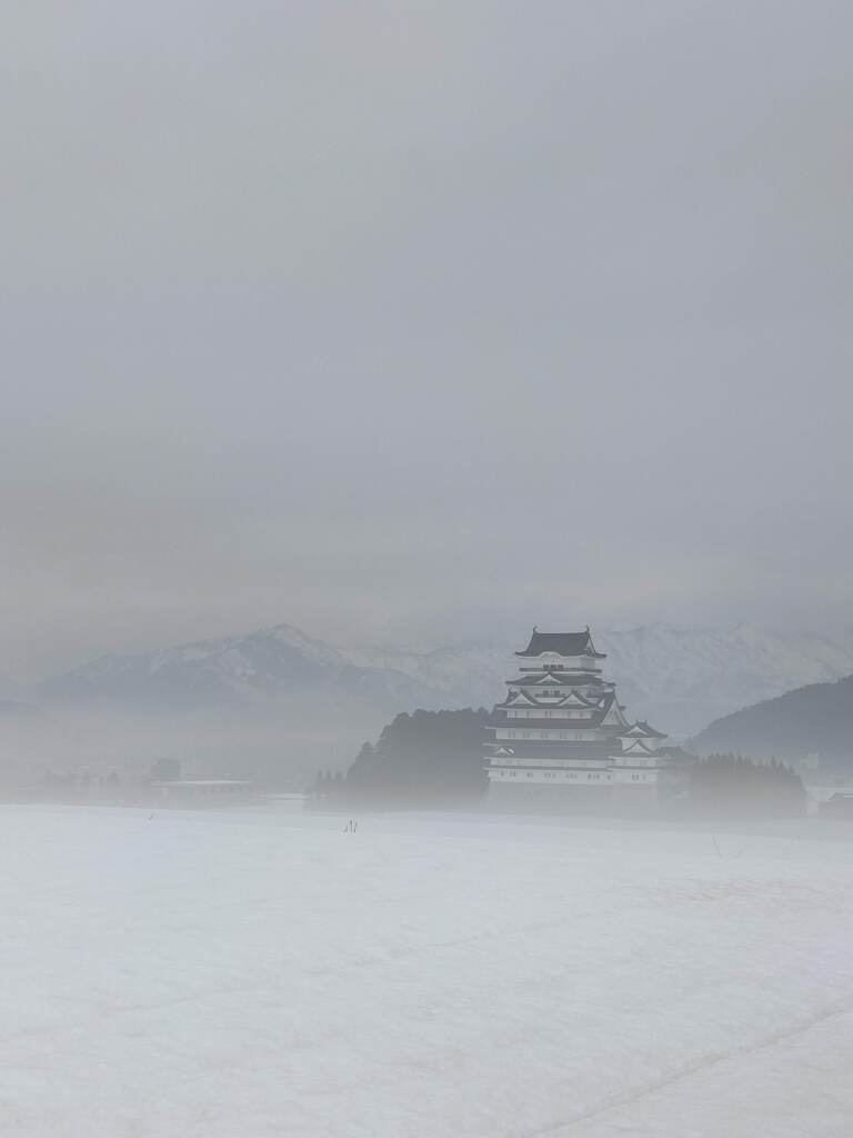 霧に霞む勝山城