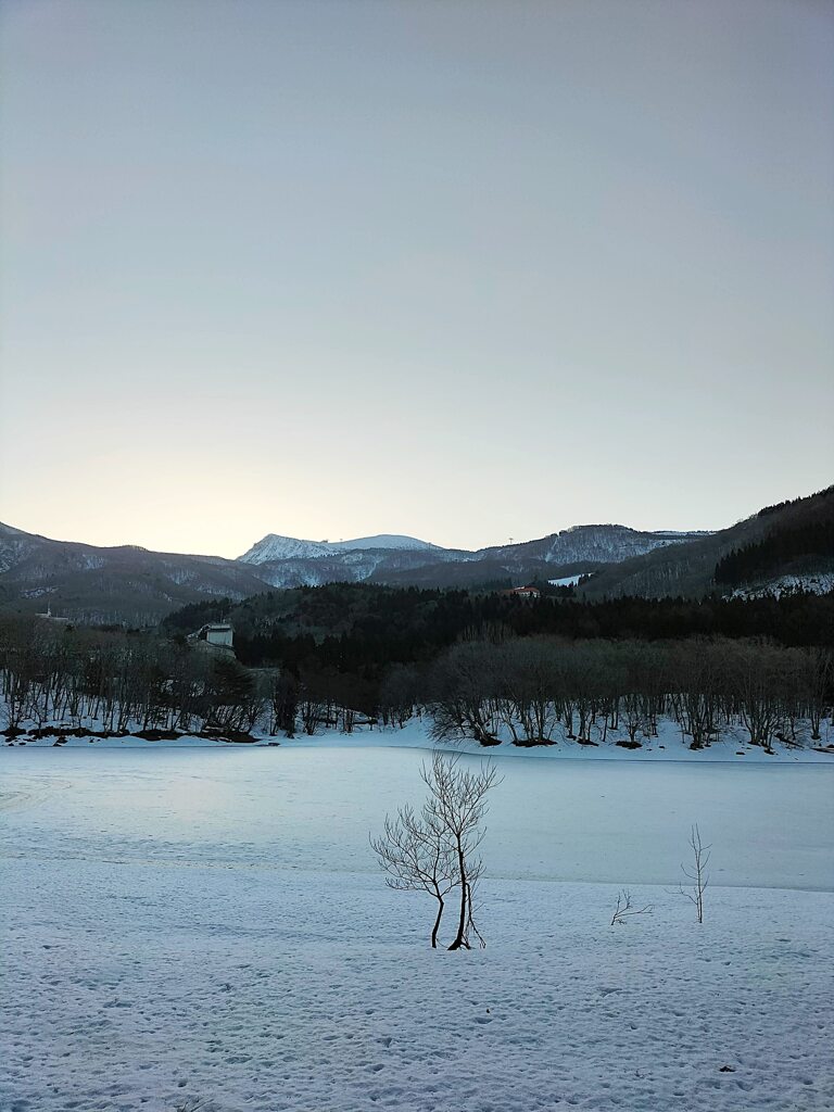 まだ凍る湖