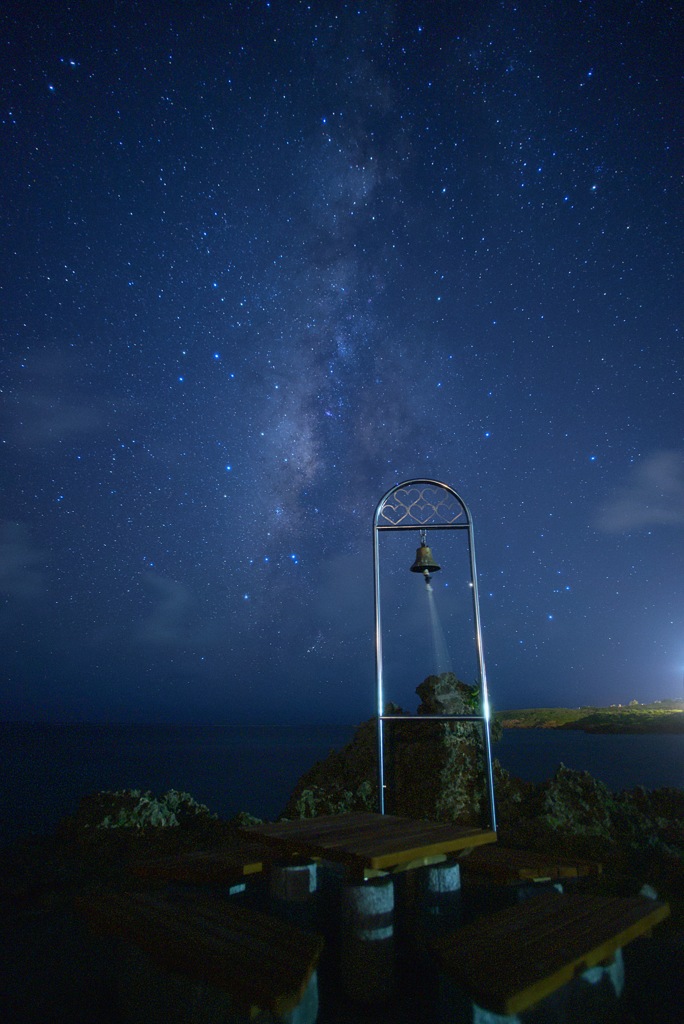 海辺の鐘と星空