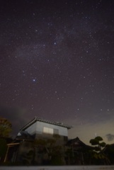 家と星空